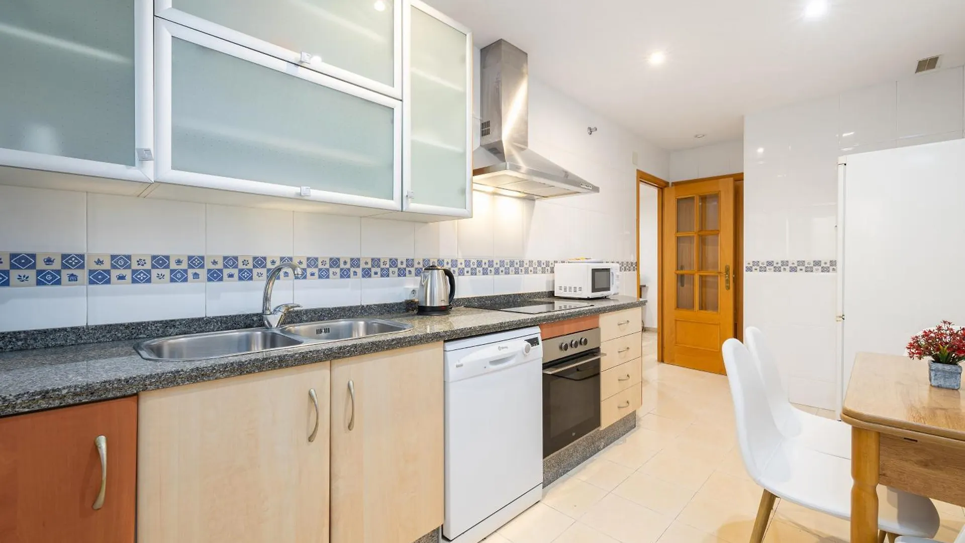H2M Teatinos Pool & Terrace Apartment Malaga